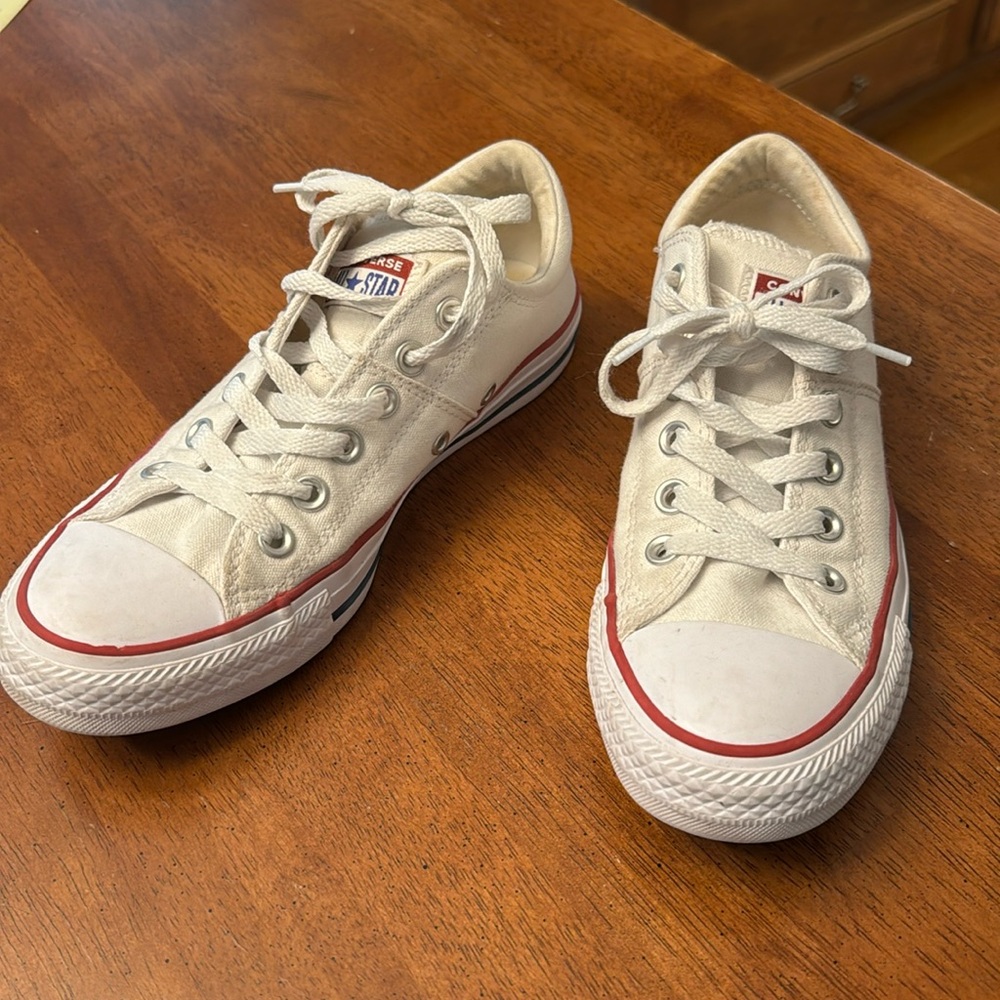 Women’s Converse size 7.5